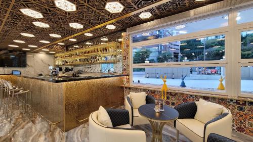 香港华丽海湾酒店的酒吧配有椅子、桌子和柜台