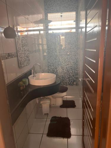 马卡帕Casa alto padrão mobiliada的一间带水槽和淋浴的浴室
