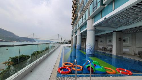 香港华丽海湾酒店的建筑物一侧的游泳池