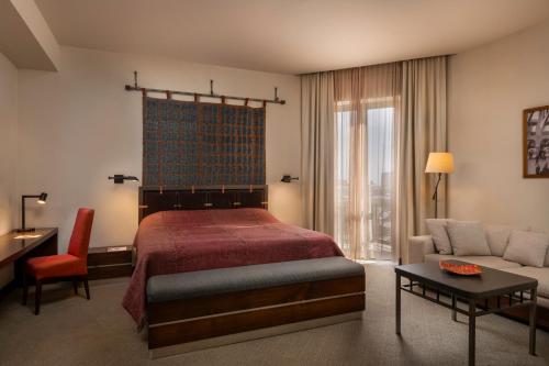 埃里温埃里温历史区图根基恩酒店的一间卧室配有一张床、一张沙发和一张桌子