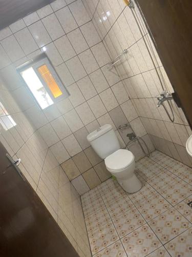 杜阿拉AU COEUR DE BONAMOUSSADI-WIFI-PARKING-GARDIENS-24H的一间带卫生间和窗户的浴室