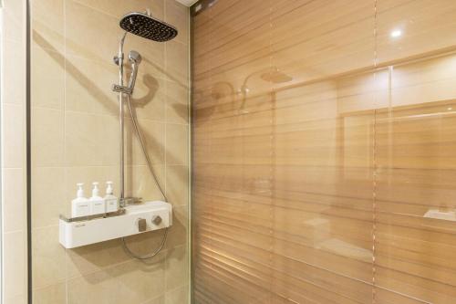 坡州市Mate Hotel Paju的带淋浴的浴室和玻璃门