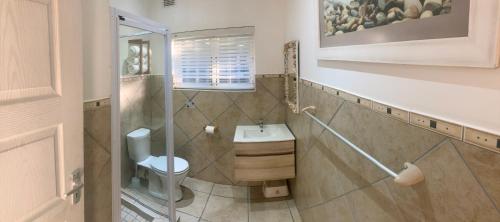 谢普斯敦港Fiddlewood Beach House的一间带卫生间和水槽的浴室
