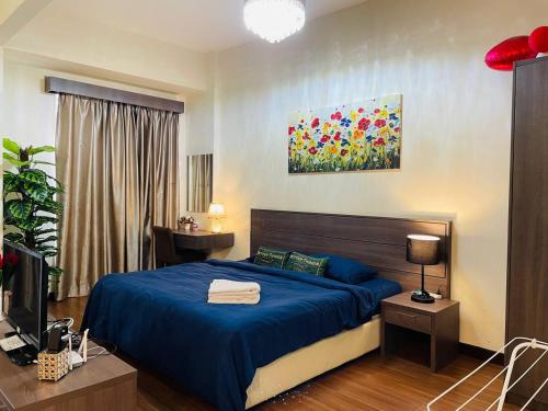 艾尔克如Anastays Studio & Apartment Suite with Free 2 & 4 Waterpark Tickets at Bayou Lagoon Resort的一间卧室配有蓝色的床和电视