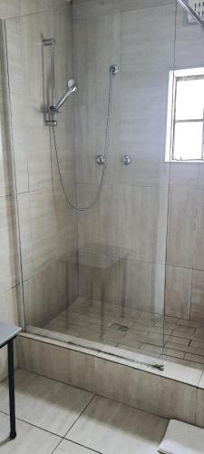 开普敦The Lenox的浴室里设有玻璃门淋浴