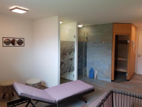 施库尔Panorama Lodge的客房设有紫色长椅和步入式淋浴间。