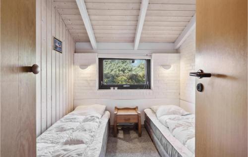 亨讷斯特兰德Awesome Home In Henne With 3 Bedrooms And Sauna的小房间设有两张床和窗户