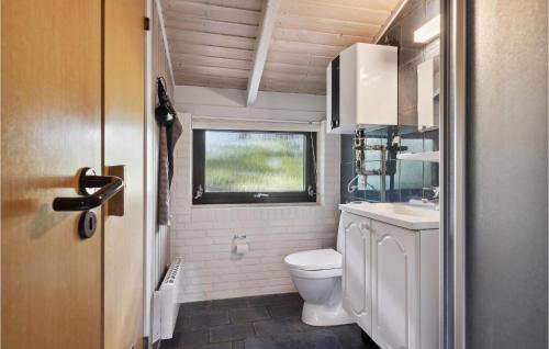 亨讷斯特兰德Awesome Home In Henne With 3 Bedrooms And Sauna的一间带卫生间和窗户的小浴室