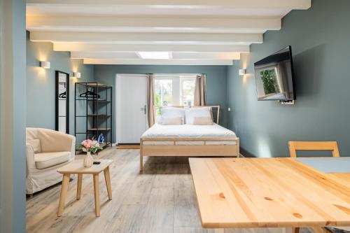 赞德沃特Studio Luxe 31 Zandvoort met gratis parkeerplaats的一间卧室设有一张床和一间客厅。