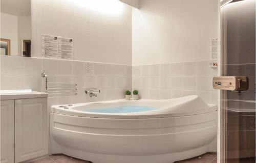 森讷维Klitten的白色的浴室设有浴缸和水槽。