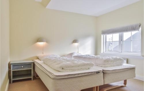 森讷维Klitten的白色的客房设有两张床和窗户。