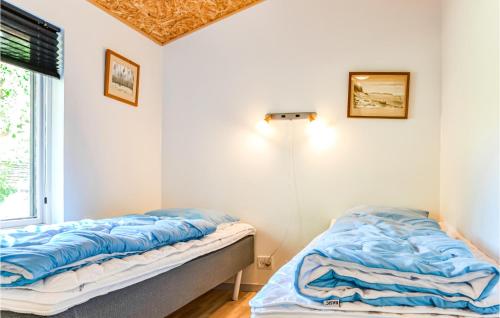 BorupNice Home In Borup With Wifi的一间卧室配有一张蓝色床单