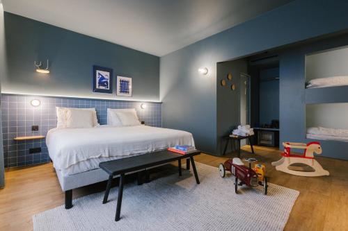 布鲁塞尔Maison Arya的一间卧室设有一张大床和蓝色的墙壁