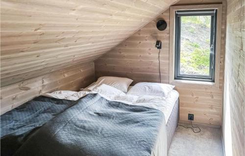 BotnNice Home In Edland With Wifi的木墙客房的一张床位