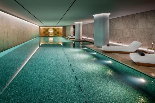 巴黎Bulgari Hotel Paris的游泳池,位于酒店带游泳池的房间