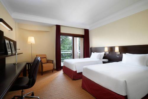 罗马罗马中心公园万豪酒店的酒店客房设有两张床和窗户。