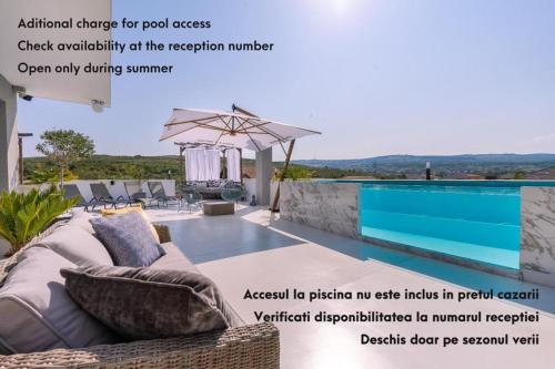 克卢日-纳波卡Urbio Private Suites的游泳池别墅广告