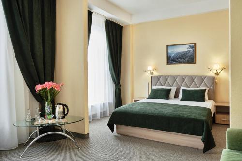 大诺夫哥罗德因图丽斯酒店的酒店客房配有一张床铺和一张桌子。