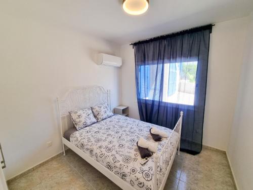 皮拉Beach Vibes Apartment的卧室配有白色的床和窗户。