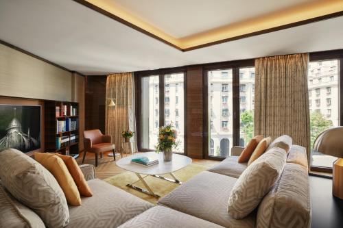 巴黎Bulgari Hotel Paris的客厅配有沙发和桌子