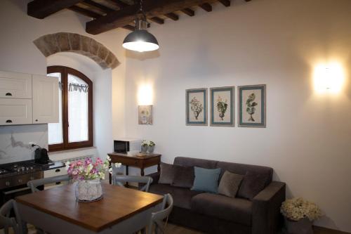 阿西西Residenza Porta Perlici Assisi Apartment的客厅配有沙发和桌子