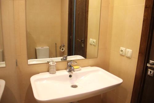 非斯New Fez Apartments的浴室设有白色水槽和镜子