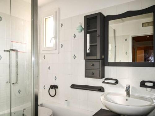 蒙热内夫尔Appartement Montgenèvre, 3 pièces, 8 personnes - FR-1-266-160的一间带水槽、卫生间和镜子的浴室
