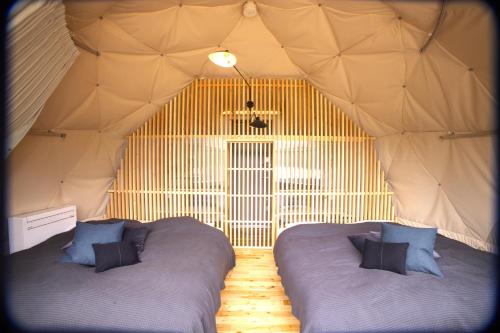 富士河口湖dots by Dot Glamping Suite 001的一间帐篷内带两张床的卧室
