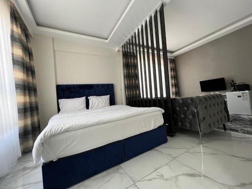 MelikgaziTower352的一间卧室配有蓝色的床和沙发