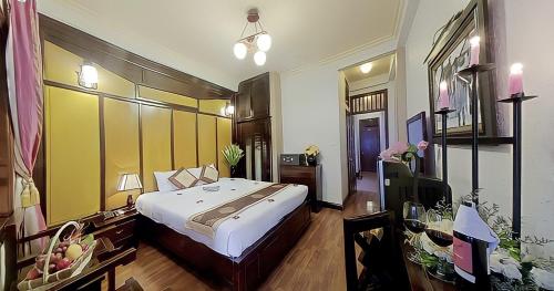 河内Kim Liên - Số 7 Đào Duy Anh - by Bay Luxury Hotel的一间卧室,卧室内配有一张大床