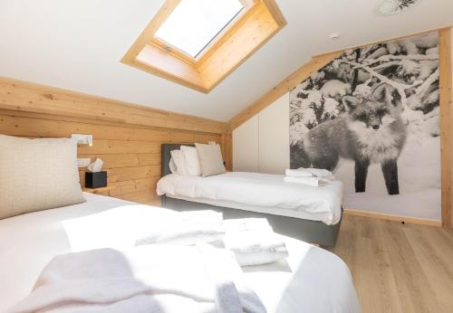 特纳维耶Villa Wood - Gîte de prestige en Ardennes - 10 personnes - Sauna, jacuzzi, piscine et billard的一间卧室配有两张床,并画着熊
