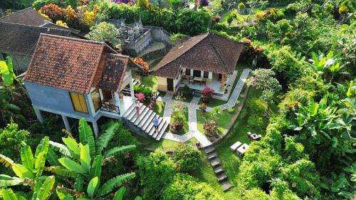 TirtaganggaAlamku Bungalow的享有花园房屋的空中景致