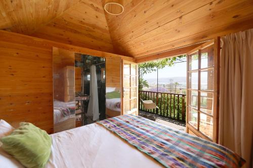 丹吉尔米米卡尔佩住宿加早餐旅馆的一间卧室设有一张床和一个阳台