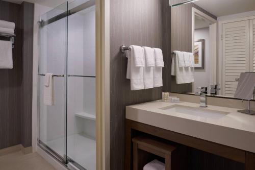 多伦多多伦多机场万怡酒店的一间带水槽和淋浴的浴室