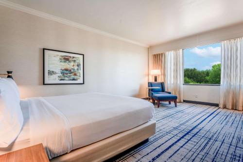 夏洛特DoubleTree by Hilton South Charlotte Tyvola的酒店客房设有床和窗户。