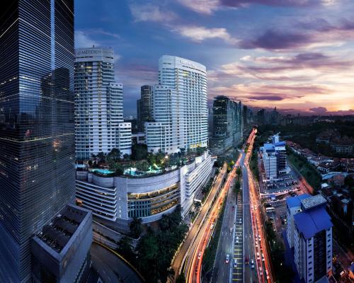 吉隆坡吉隆坡希尔顿酒店的城市天际线,公路上建筑物和交通