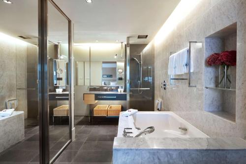 吉隆坡吉隆坡希尔顿酒店的带浴缸和盥洗盆的大浴室