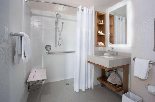 纽约纽约城中央希尔顿酒店的白色的浴室设有水槽和淋浴。