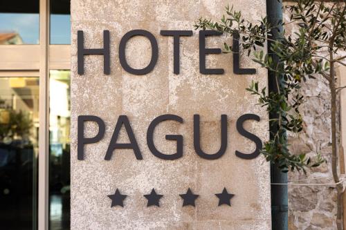 帕格Family Hotel Pagus - All Inclusive的大楼前的旅馆教皇标志