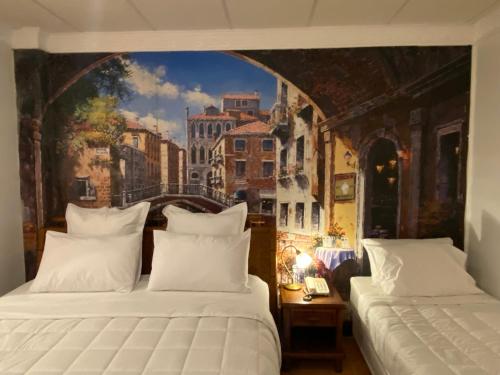 努库阿洛法小意大利酒店的墙上画画的房间里设有两张床