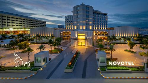 罗勇Novotel Rayong Star Convention Centre的夜幕在城市中 ⁇ 染建筑物