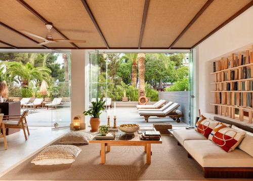 帕尔马诺瓦Zel Mallorca的客厅配有沙发和桌子