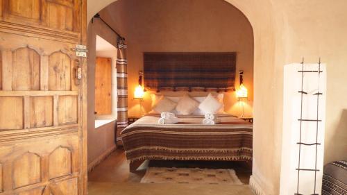 斯库拉勒斯嘉丁斯库拉住宿加早餐旅馆的一间卧室配有一张大床和木制床头板