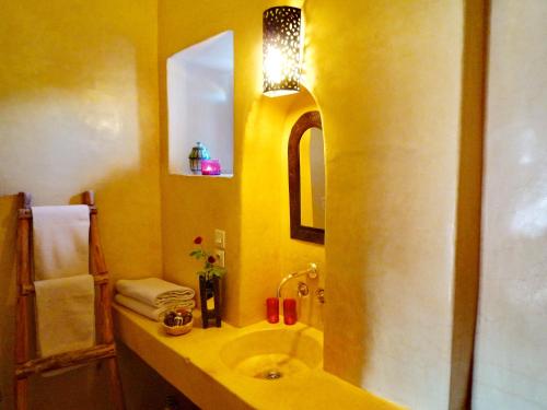 斯库拉勒斯嘉丁斯库拉住宿加早餐旅馆的黄色的浴室设有水槽和镜子