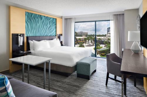 布卡拉顿Boca Raton Marriott at Boca Center的酒店客房设有一张床和一个大窗户