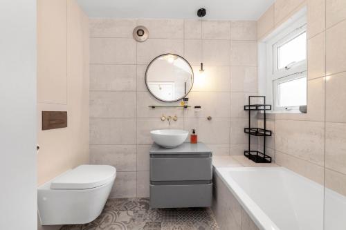 West DulwichFantastic 2BR flat wgarden, West Norwood的浴室配有盥洗池、卫生间和镜子。