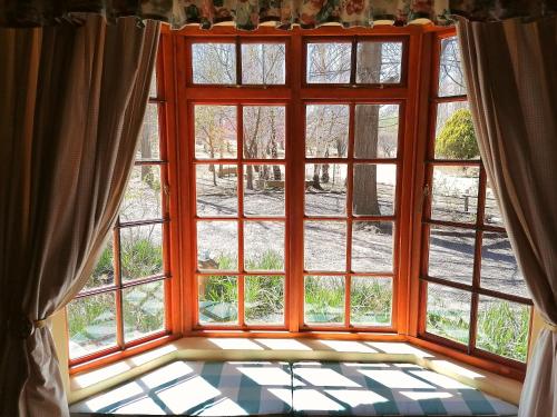 克拉伦斯Peebles Cottage的享有庭院景致的开放式窗户