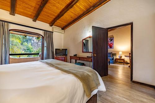 PanoramaMalaga Hotel的卧室配有一张白色大床和一张书桌