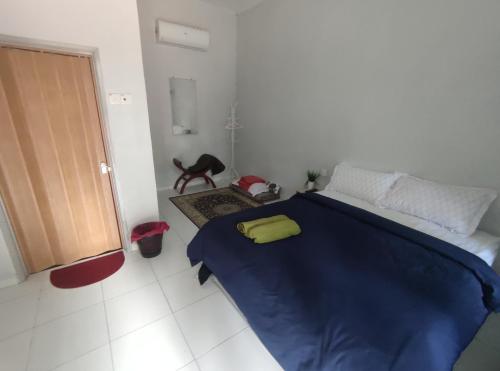 加央Cahaya roomstay的一间卧室配有蓝色的床,上面有黄色枕头