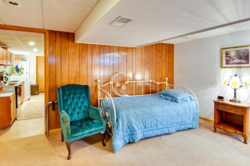 EmlentonPennsylvania Countryside Retreat with Deck and Yard!的一间卧室配有一张床和一张蓝色椅子